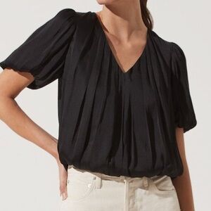Astr the Label Black BUBBLE HEM SHORT SLEEVE TOP V Neck Contemporary Size Small
